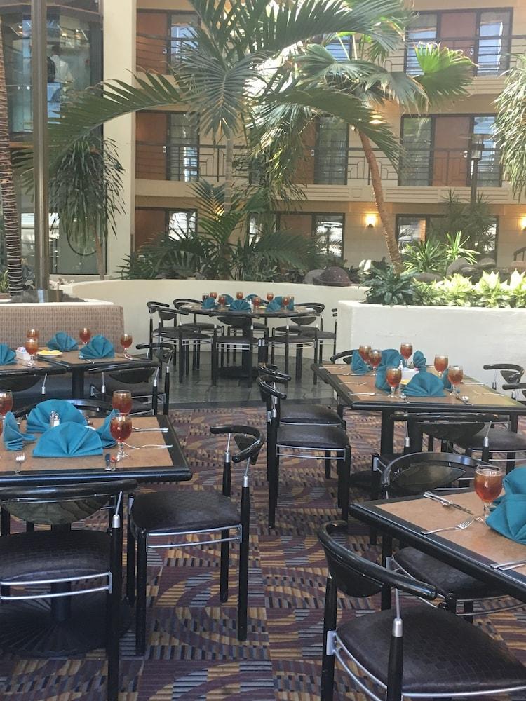 Embassy Suites By Hilton Phoenix Biltmore Екстериор снимка