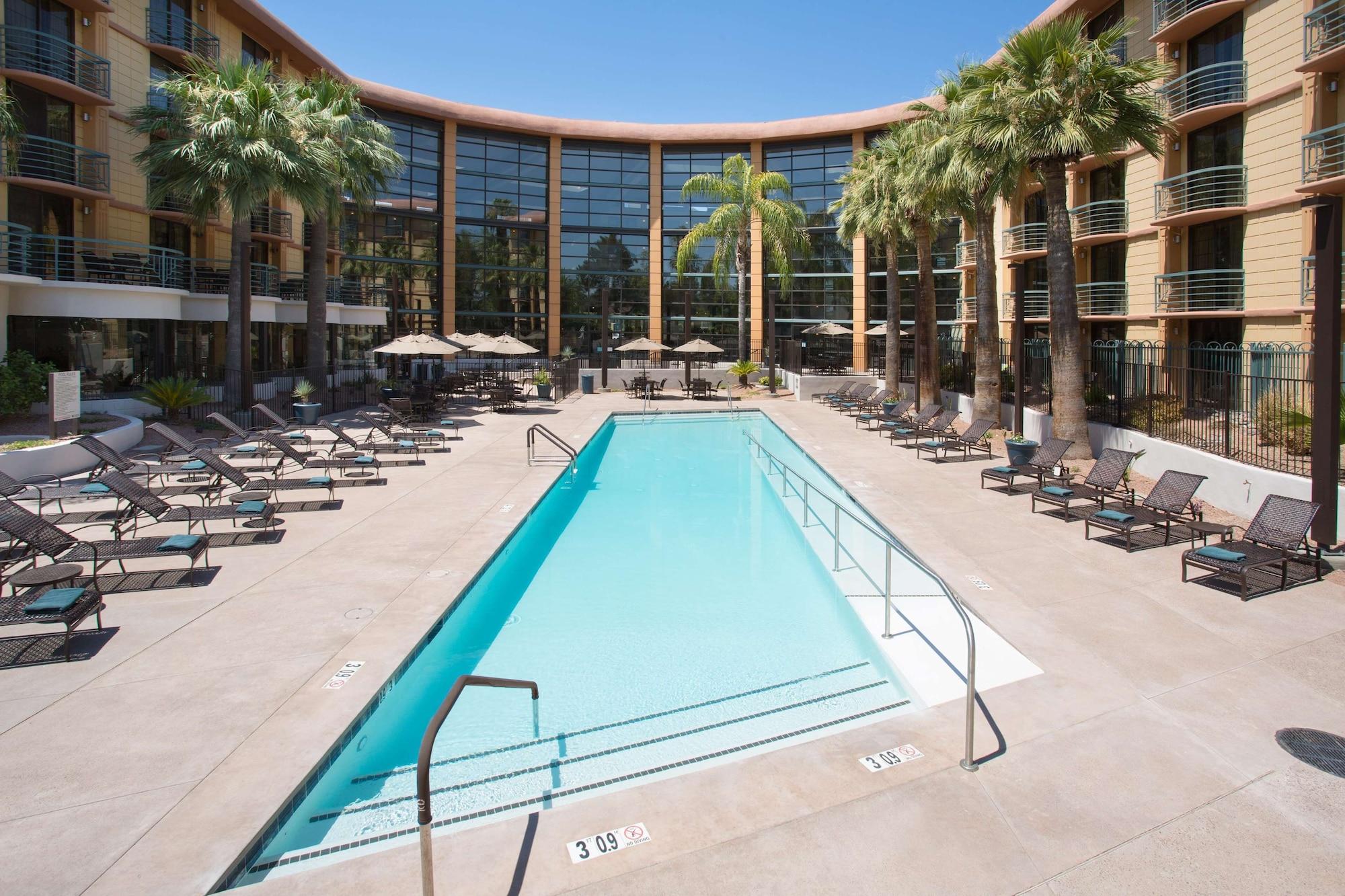 Embassy Suites By Hilton Phoenix Biltmore Екстериор снимка