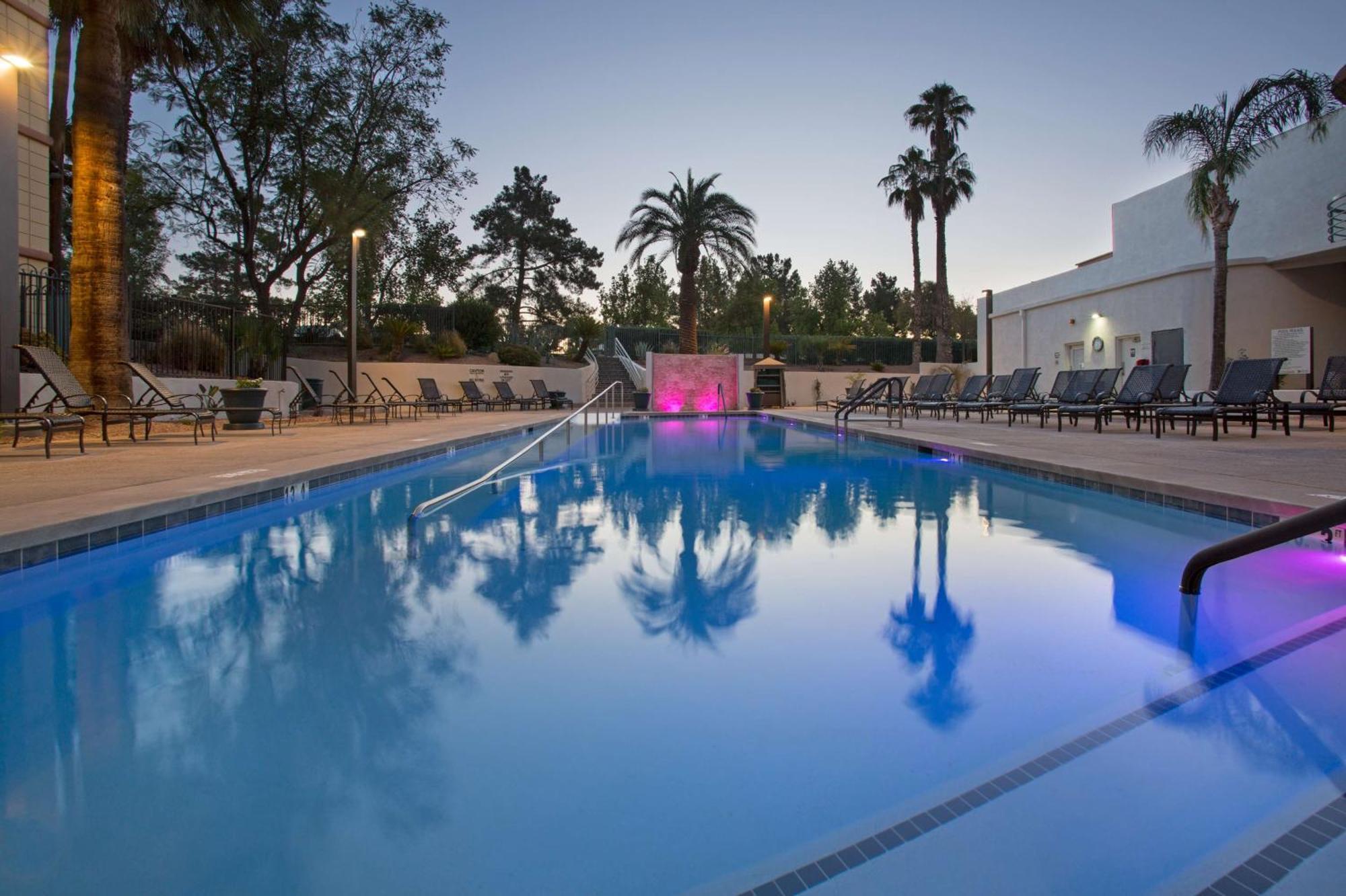 Embassy Suites By Hilton Phoenix Biltmore Екстериор снимка