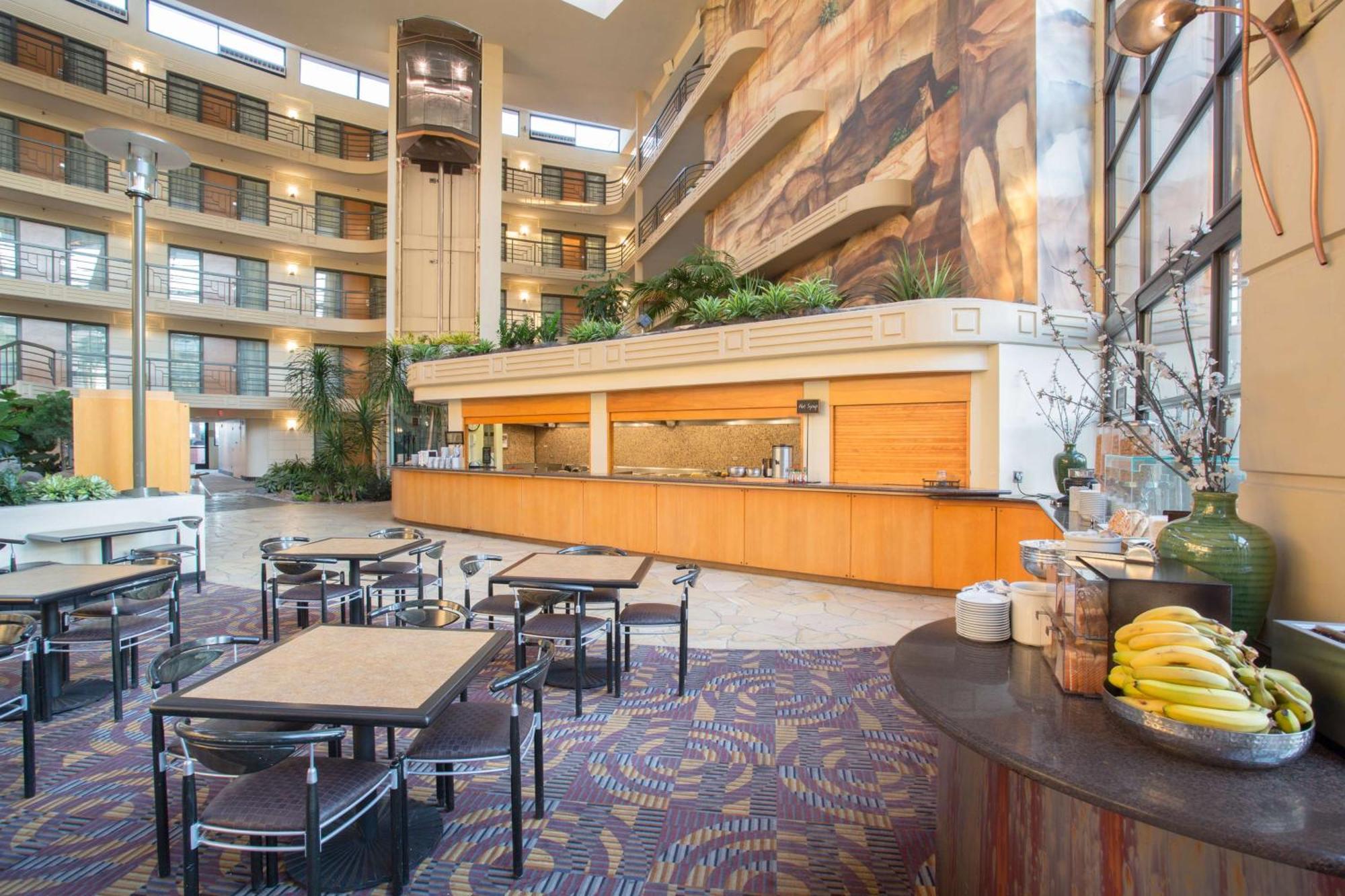 Embassy Suites By Hilton Phoenix Biltmore Екстериор снимка