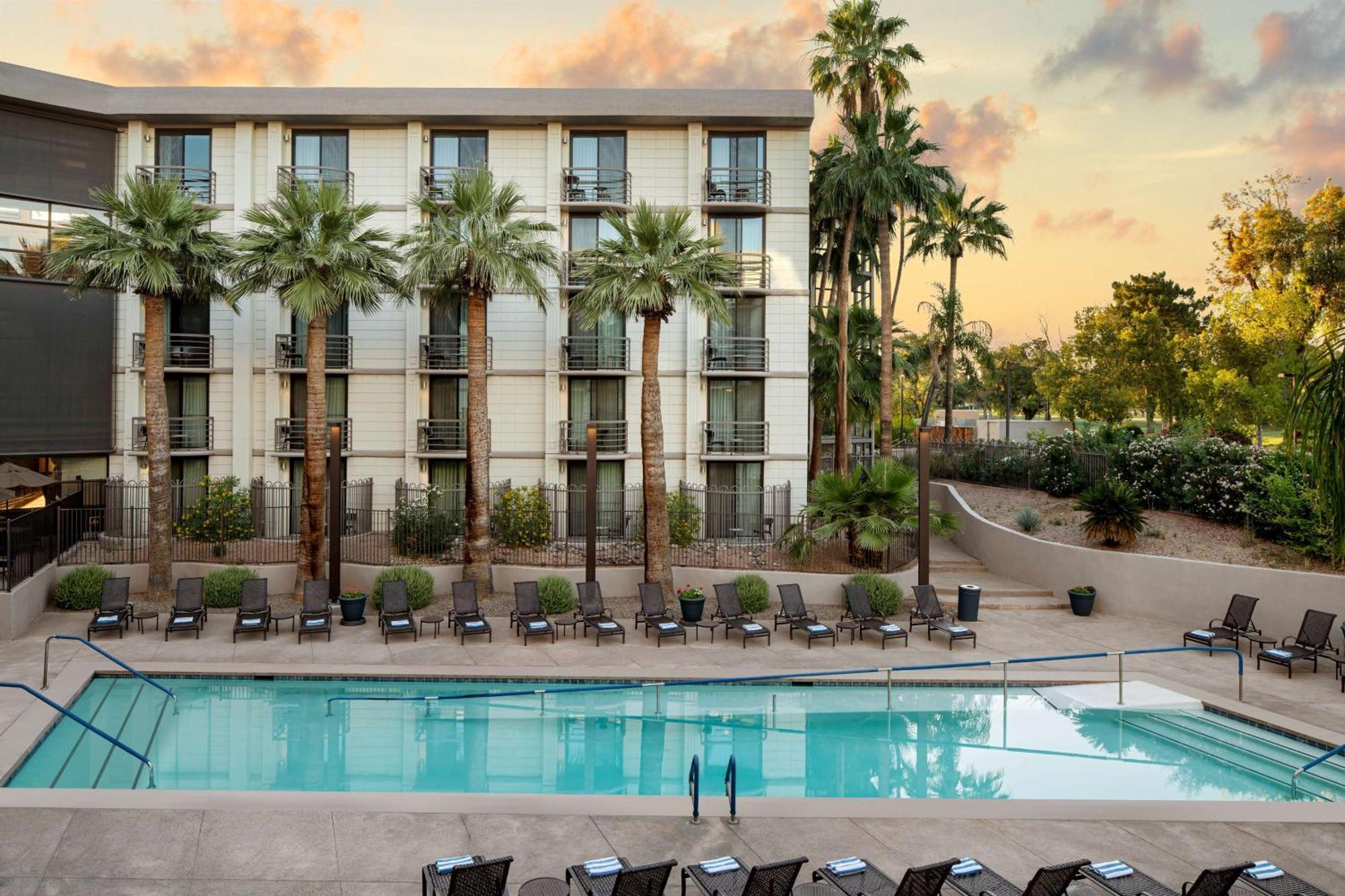 Embassy Suites By Hilton Phoenix Biltmore Екстериор снимка
