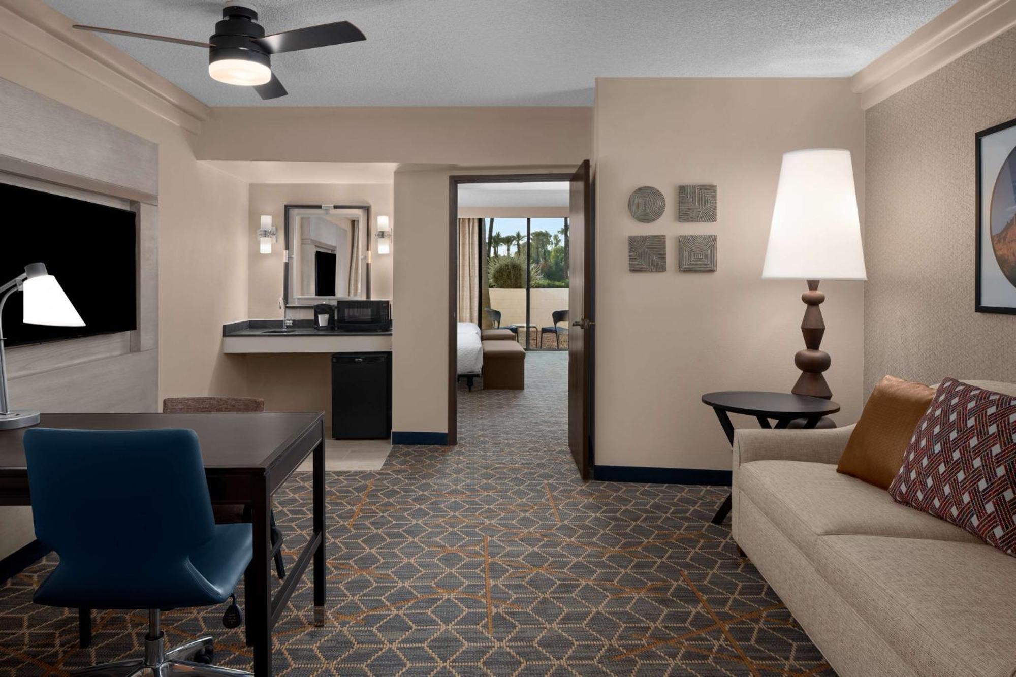 Embassy Suites By Hilton Phoenix Biltmore Екстериор снимка