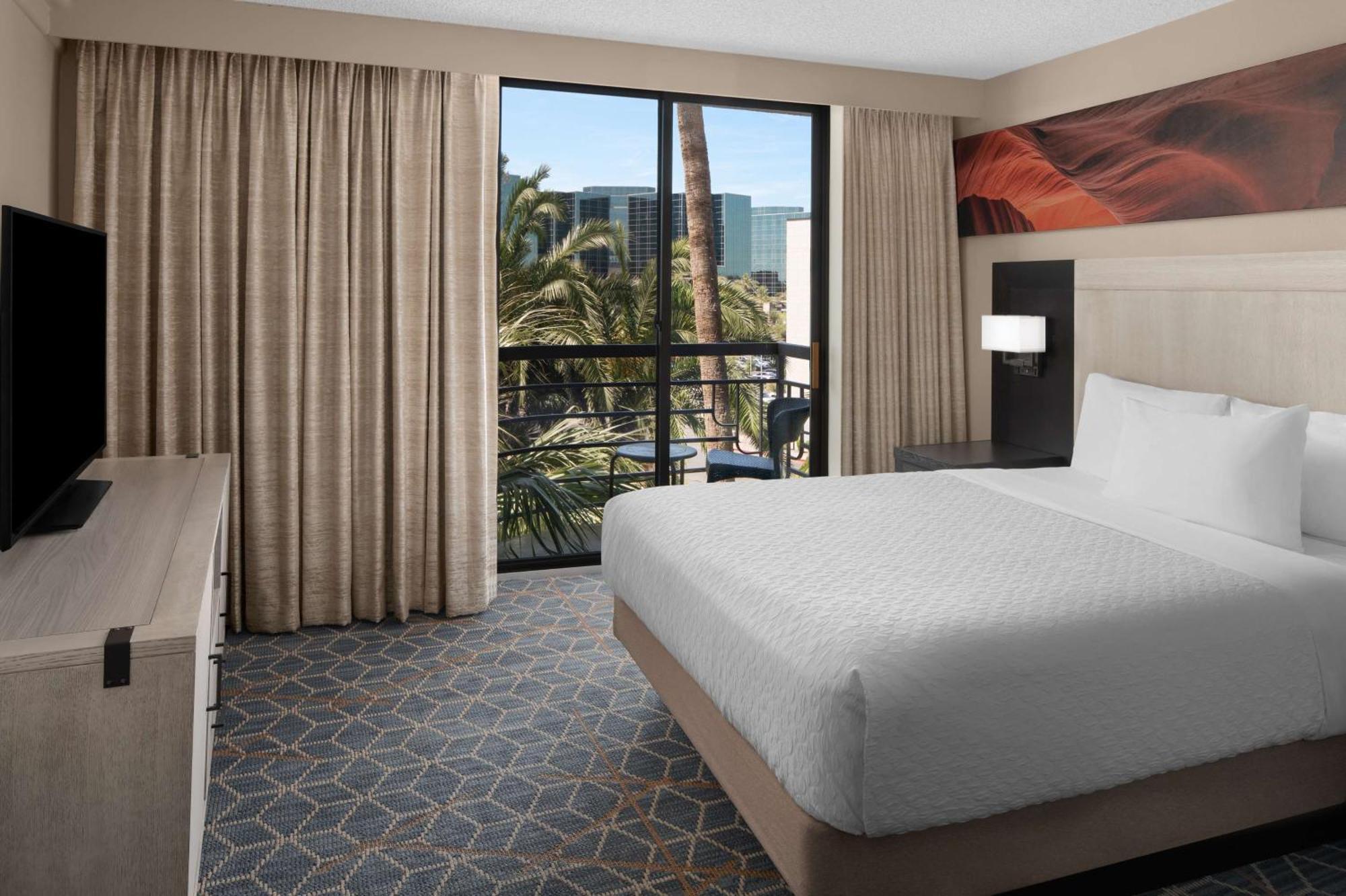 Embassy Suites By Hilton Phoenix Biltmore Екстериор снимка