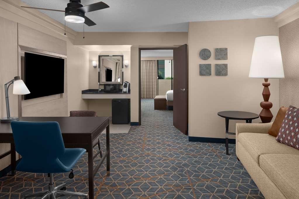 Embassy Suites By Hilton Phoenix Biltmore Стая снимка