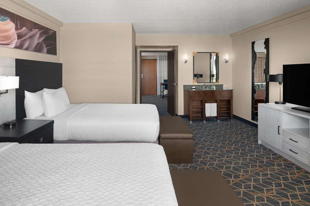 Embassy Suites By Hilton Phoenix Biltmore Стая снимка